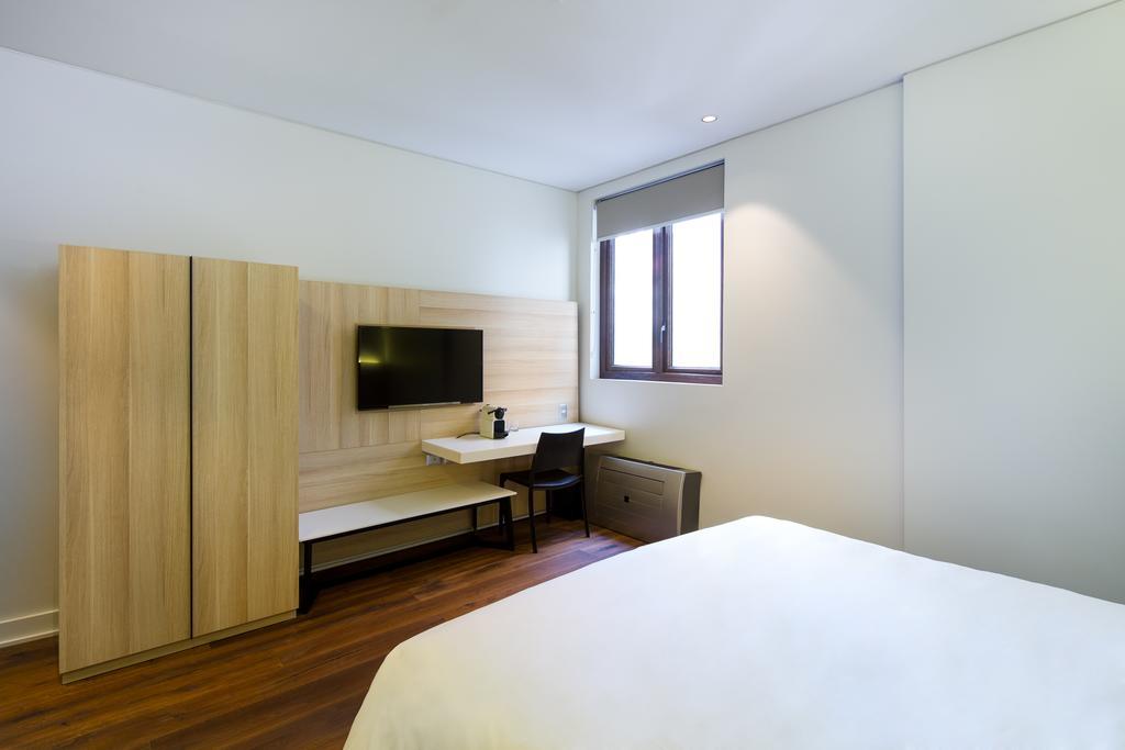 Quarto Superior com Cama de Casal ou 2 de Solteiro e Vista da Área Interna